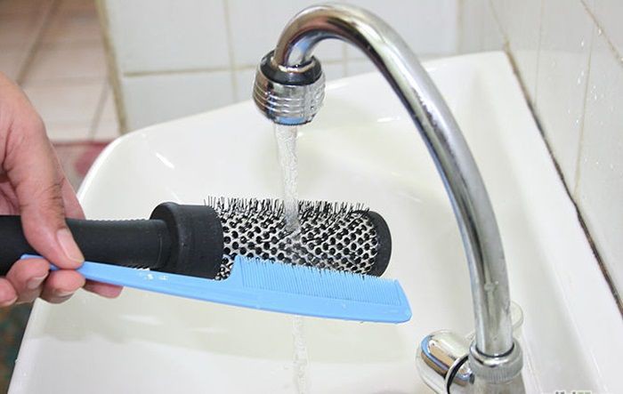 Đây là những thói quen thường gặp khiến mái tóc của bạn nhanh bẩn, bết dính - Ảnh 7. Đây là những thói quen thường gặp khiến mái tóc của bạn nhanh bẩn, bết dính - Ảnh 7.