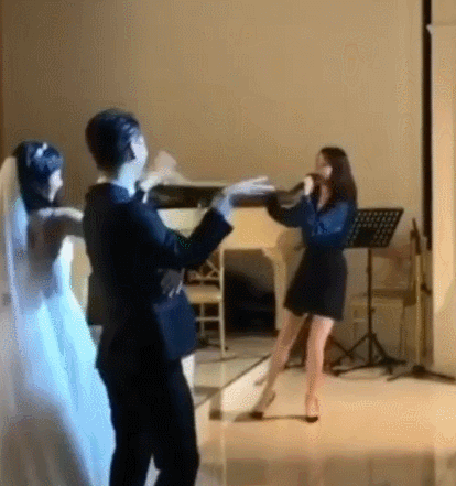 Netizen phát cuồng trước clip triệu view: IU hát mừng đám cưới, cô dâu chú rể bỗng có hành động bất ngờ - Ảnh 3.
