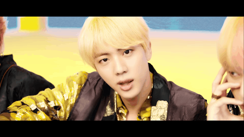 Mang tiếng l&agrave; trai đẹp to&agrave;n cầu nhưng Jin dường như chỉ l&agrave; &ldquo;vật trang tr&iacute;&rdquo; trong MV mới của BTS - Ảnh 2.