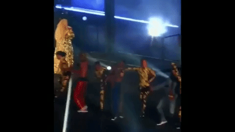 Dàn vũ công bỗng nhiên chạy tán loạn, sân khấu Beyoncé - Jay Z phải tạm dừng vì lí do không ngờ - Ảnh 1.