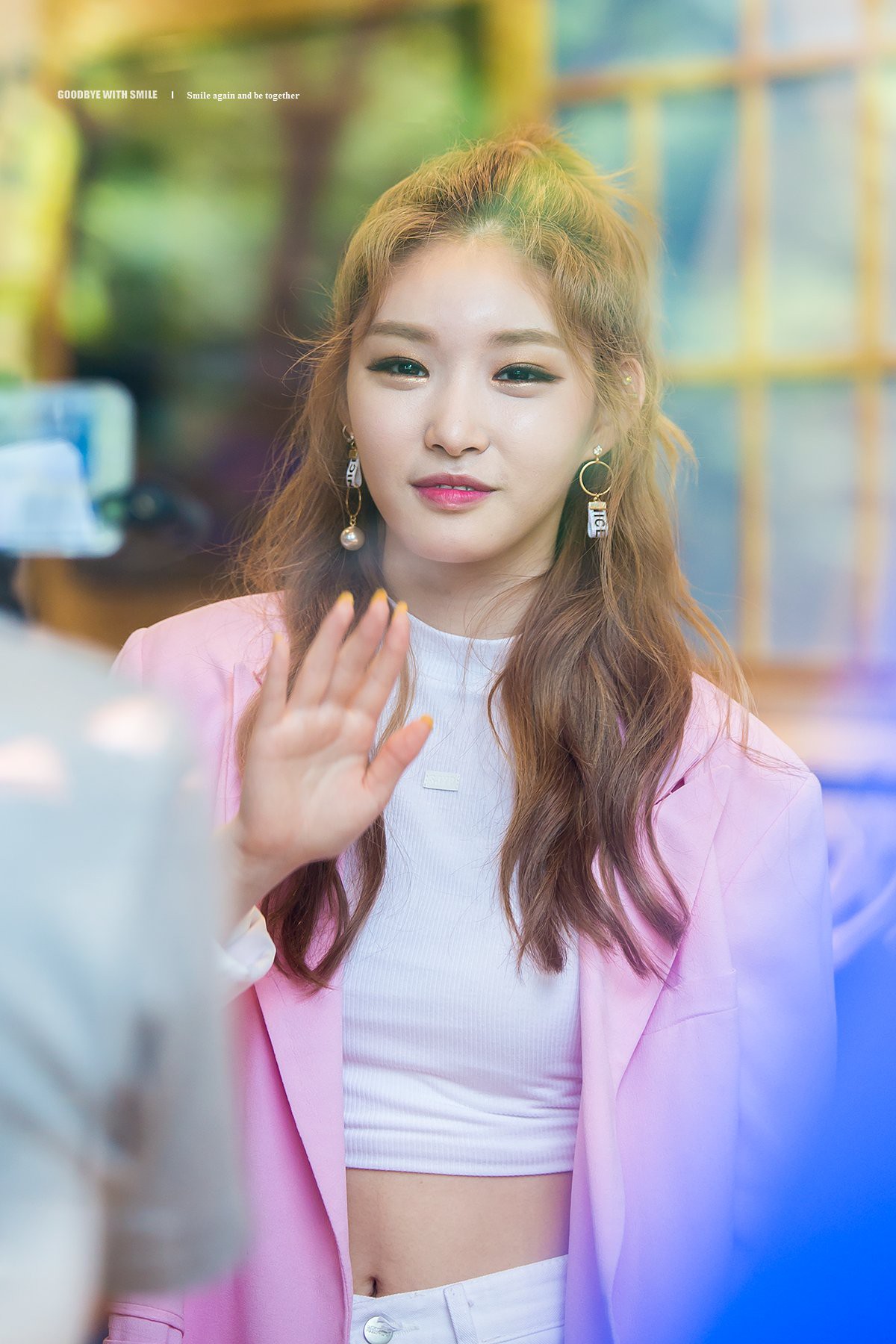 Cười bò với chàng vũ công phụ họa của BTS: Hồn nhiên quẩy nhạc Chungha giữa màn trình diễn IDOL! - Ảnh 8. Cười bò với chàng vũ công phụ họa của BTS: Hồn nhiên quẩy nhạc Chungha giữa màn trình diễn IDOL! - Ảnh 8.