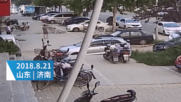 Trung Quốc: Bé gái 3 tuổi bị xe ô tô đè qua người chỉ vì tài xế không chú ý - Ảnh 1.
