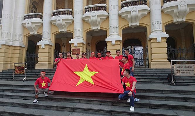 Cổ động viên Việt Nam nhuộm đỏ sân bay đi xem tứ kết ASIAD - Ảnh 2. Cổ động viên Việt Nam nhuộm đỏ sân bay đi xem tứ kết ASIAD - Ảnh 2.