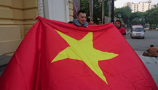 Cổ động viên Việt Nam nhuộm đỏ sân bay đi xem tứ kết ASIAD - Ảnh 3. Cổ động viên Việt Nam nhuộm đỏ sân bay đi xem tứ kết ASIAD - Ảnh 3.