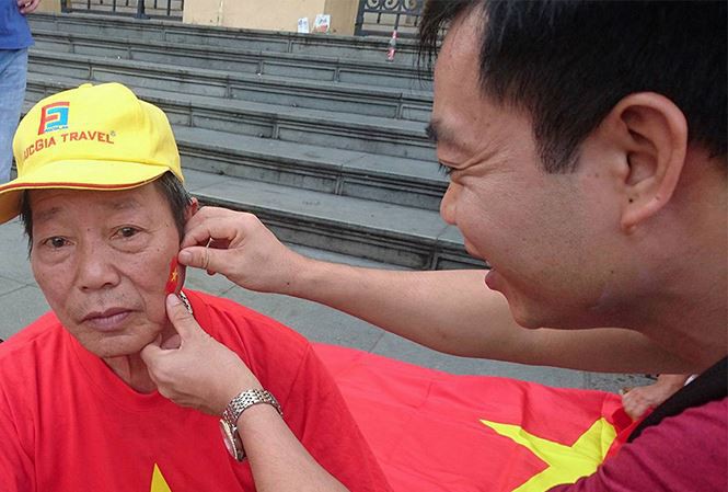 Cổ động viên Việt Nam nhuộm đỏ sân bay đi xem tứ kết ASIAD - Ảnh 1. Cổ động viên Việt Nam nhuộm đỏ sân bay đi xem tứ kết ASIAD - Ảnh 1.