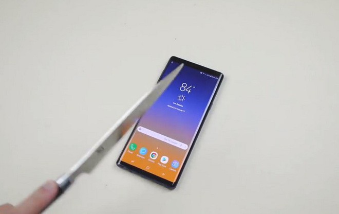 Xem màn tra tấn Galaxy Note 9 rùng rợn bằng dao và búa, bất ngờ nhất lại nằm ở viên pin - Ảnh 1.