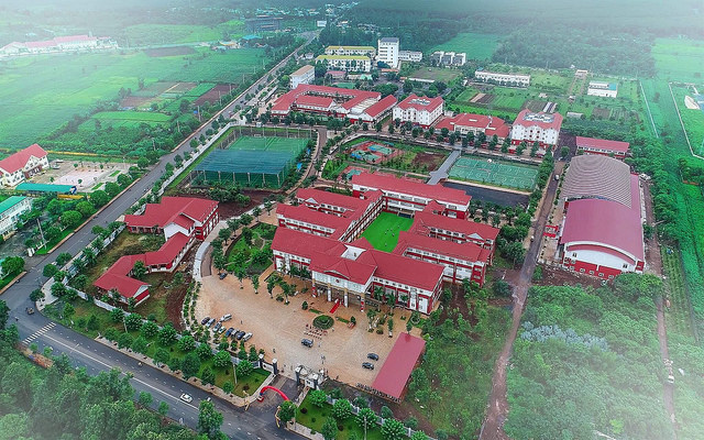 Mức học phí tại trường có hàng trăm xế hộp xếp hàng dài trong buổi họp phụ huynh - Ảnh 2.