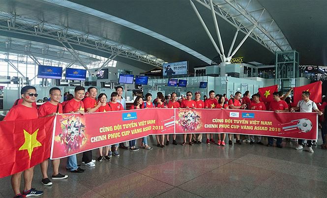 Cổ động viên Việt Nam nhuộm đỏ sân bay đi xem tứ kết ASIAD - Ảnh 4. Cổ động viên Việt Nam nhuộm đỏ sân bay đi xem tứ kết ASIAD - Ảnh 4.