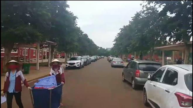 Mức học phí tại trường có hàng trăm xế hộp xếp hàng dài trong buổi họp phụ huynh - Ảnh 4.