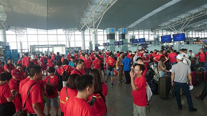 Cổ động viên Việt Nam nhuộm đỏ sân bay đi xem tứ kết ASIAD - Ảnh 5. Cổ động viên Việt Nam nhuộm đỏ sân bay đi xem tứ kết ASIAD - Ảnh 5.