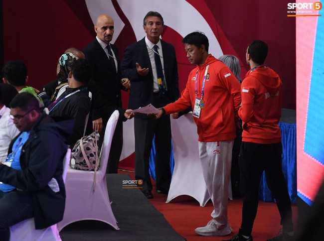Học tr&ograve; thất bại, ban huấn luyện Karate Indonesia d&ugrave;ng dằng khiếu nại gần một giờ đồng hồ - Ảnh 4.