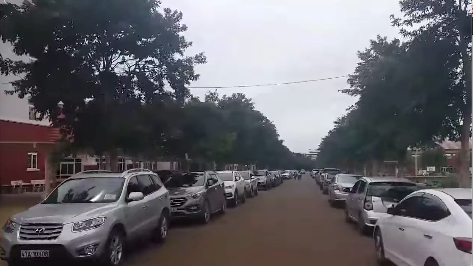 Clip: Quá nhiều xế hộp tề tựu ngày họp phụ huynh khiến dân mạng bất ngờ về độ giàu có của người dân Buôn Mê Thuột - Ảnh 2. Clip: Quá nhiều xế hộp tề tựu ngày họp phụ huynh khiến dân mạng bất ngờ về độ giàu có của người dân Buôn Mê Thuột - Ảnh 2.