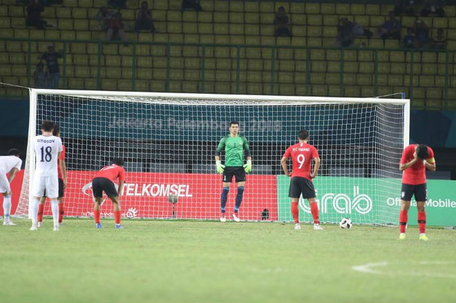 Son Heung-min ôm mặt, quay lưng không dám nhìn đồng đội đá penalty quyết định - Ảnh 2.