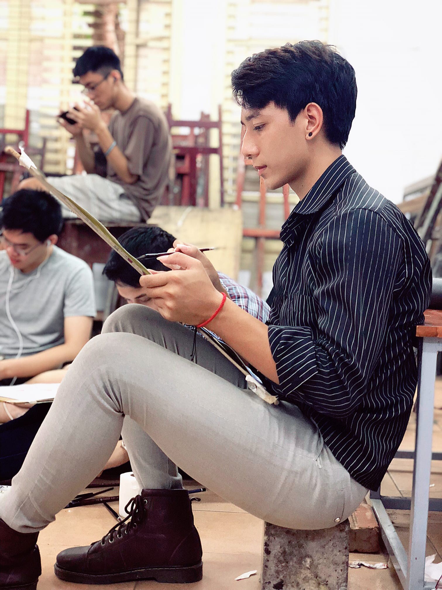 Bị lấy ảnh thời cổ vũ U23 minh hoạ cho ASIAD, chàng CĐV vẫn gây sốt mạng vì quá đẹp trai - Ảnh 2. Bị lấy ảnh thời cổ vũ U23 minh hoạ cho ASIAD, chàng CĐV vẫn gây sốt mạng vì quá đẹp trai - Ảnh 2.