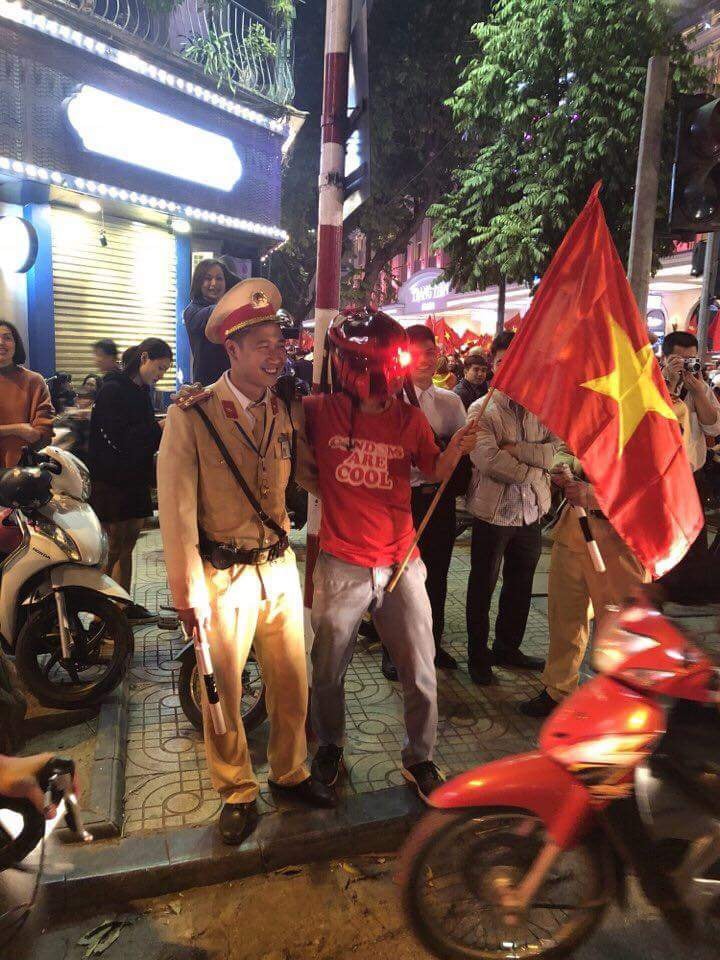 Clip anh CSGT đáng yêu dặn dò đoàn cổ động viên xuống đường ăn mừng chiến thắng: Cứ chơi đi, đừng quậy là được - Ảnh 3.