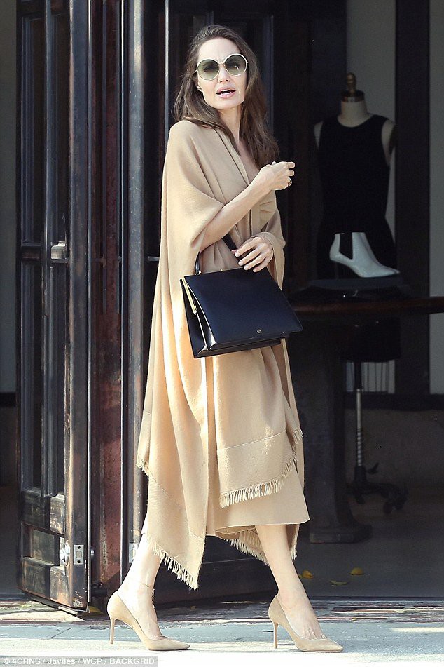 Lâu lắm mới diện màu khác ngoài màu đen quyền lực, Angelina Jolie dạo phố mà tỏa sáng lộng lẫy như chụp ảnh tạp chí - Ảnh 4.