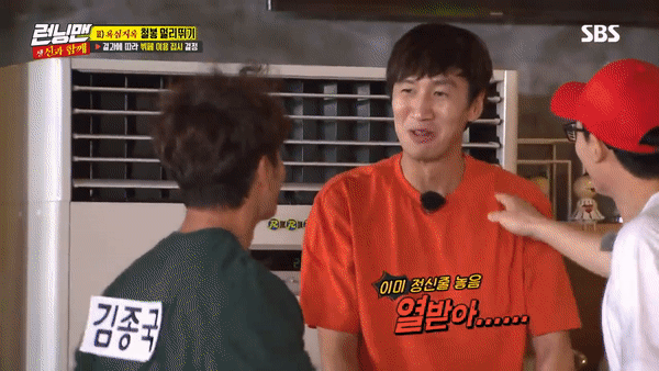 Lee Kwang Soo lại... ch&aacute;n sống: D&aacute;m tụt quần Kim Jong Kook trước mặt c&aacute;c th&agrave;nh vi&ecirc;n nữ - Ảnh 3.