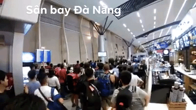 Clip: Hành khách ở sân bay Đà Nẵng hồi hộp chờ tiếng còi kết thúc trận Tứ kết của Olympic Việt Nam rồi cùng ăn mừng trước khi lên máy bay - Ảnh 2.