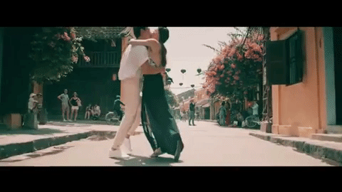Đập tan nghi vấn chia tay, Hồ Ngọc H&agrave; tiếp tục c&oacute; cảnh n&oacute;ng bỏng mắt với người t&igrave;nh Kim L&yacute; trong MV mới - Ảnh 3.