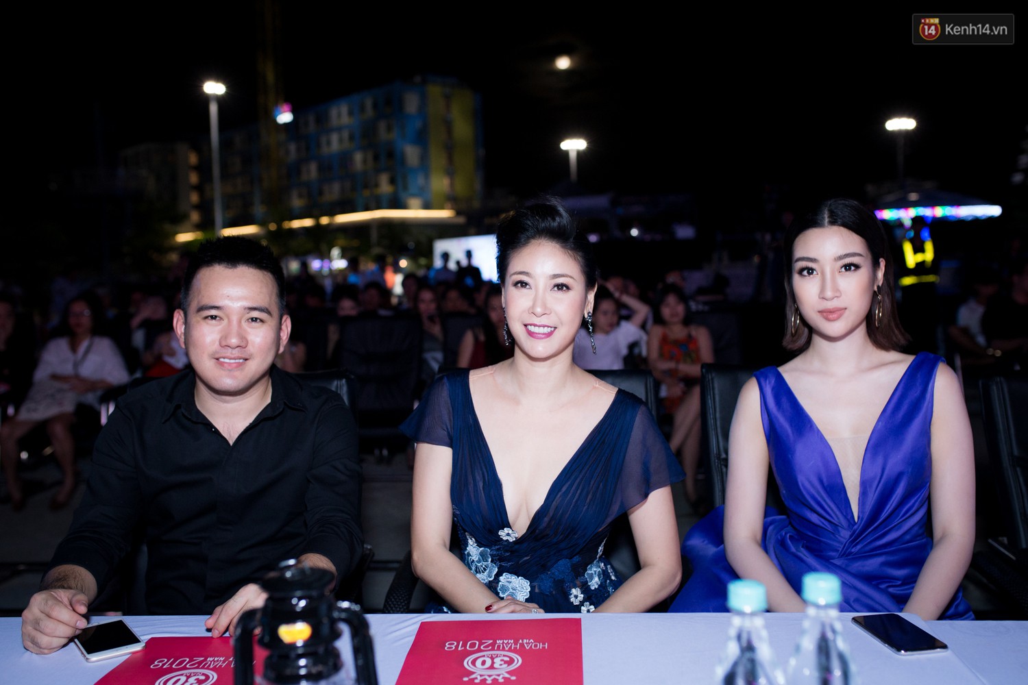 Thảm đỏ Hoa hậu Việt Nam 2018: Kỳ Duyên diện váy xẻ cao, đụng độ phong cách với Đỗ Mỹ Linh trong lần trở lại ghế giám khảo - Ảnh 10. Thảm đỏ Hoa hậu Việt Nam 2018: Kỳ Duyên diện váy xẻ cao, đụng độ phong cách với Đỗ Mỹ Linh trong lần trở lại ghế giám khảo - Ảnh 10.