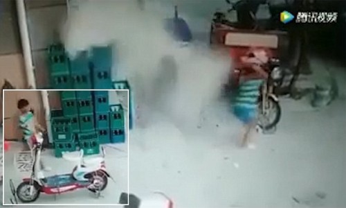 Video: Cậu b&eacute; tho&aacute;t chết khỏi khối b&ecirc; t&ocirc;ng rơi trong gang tấc - Ảnh 1.
