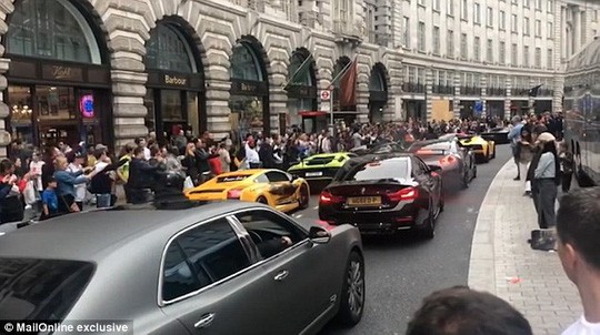 D&acirc;n v&ugrave;ng Vịnh lấy m&aacute;y bay chở si&ecirc;u xe tới London tr&aacute;nh n&oacute;ng - Ảnh 1.