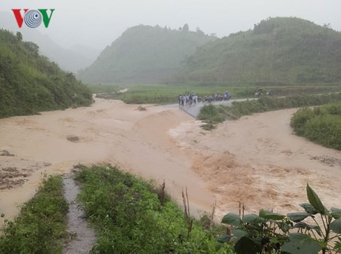 Mưa lũ ở Điện Biên khiến hàng chục ngôi nhà bị sạt lở, cuốn trôi - Ảnh 1.