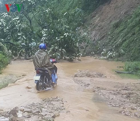 Mưa lũ ở Điện Biên khiến hàng chục ngôi nhà bị sạt lở, cuốn trôi - Ảnh 3.