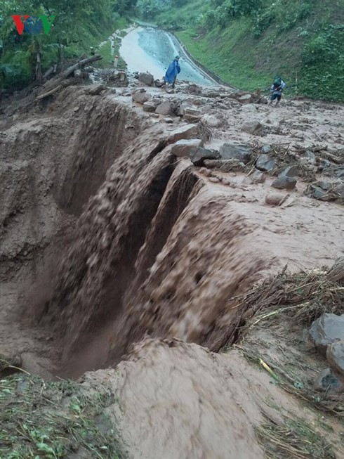 Mưa lũ ở Điện Biên khiến hàng chục ngôi nhà bị sạt lở, cuốn trôi - Ảnh 6.