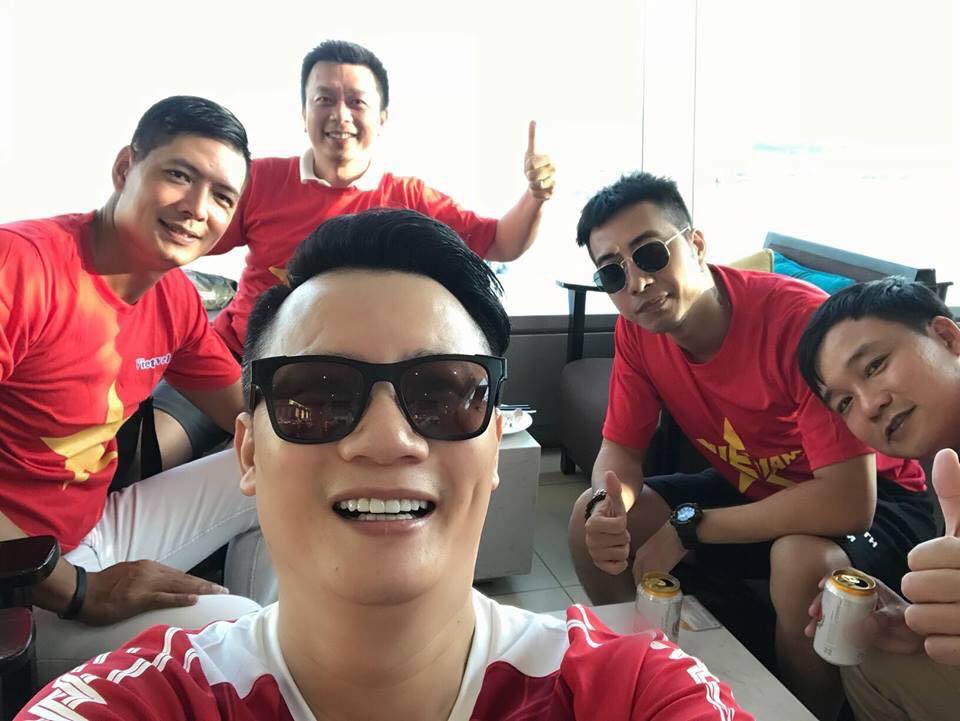 Hoàng Bách, Only cùng nghệ sĩ Vbiz lên đường đến Indonesia tiếp lửa cho tuyển Việt Nam trong trận gặp Hàn Quốc - Ảnh 1. Hoàng Bách, Only cùng nghệ sĩ Vbiz lên đường đến Indonesia tiếp lửa cho tuyển Việt Nam trong trận gặp Hàn Quốc - Ảnh 1.