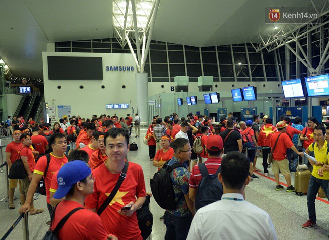 Sân bay Nội Bài nhuộm đỏ màu cờ sắc áo, hàng trăm cổ động viên lên đường sang Indonesia tiếp lửa cho đội tuyển Olympic Việt Nam - Ảnh 1.