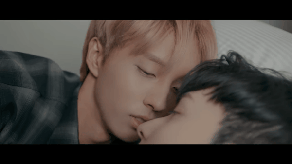 Những cảnh khóa môi táo bạo trong MV của thần tượng Kpop khiến fan cũng phải gượng - Ảnh 17.