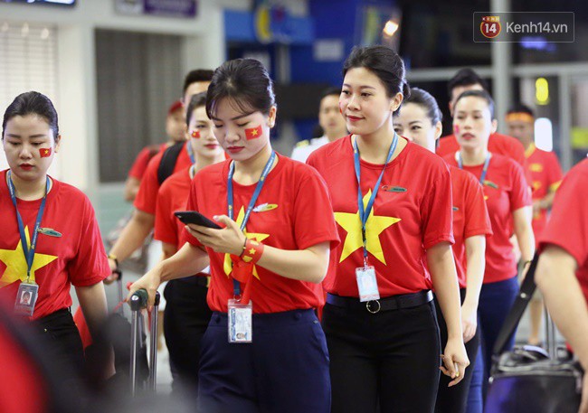 Sân bay Nội Bài nhuộm đỏ màu cờ sắc áo, hàng trăm cổ động viên lên đường sang Indonesia tiếp lửa cho đội tuyển Olympic Việt Nam - Ảnh 11.