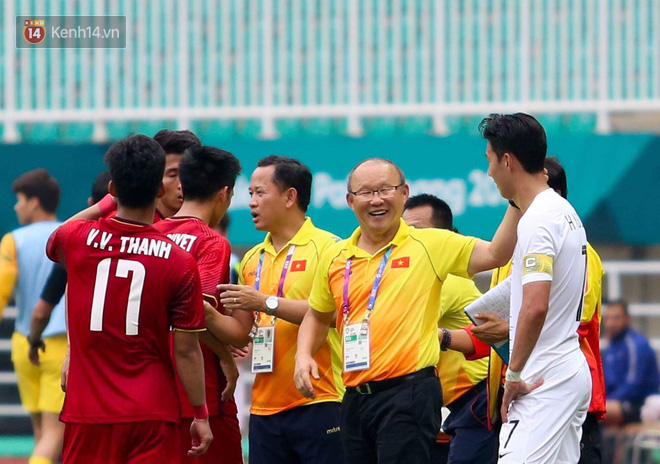 Son Heung-min âm thầm nghe lén chiến thuật của Việt Nam, bị HLV Park Hang Seo phát hiện - Ảnh 2.
