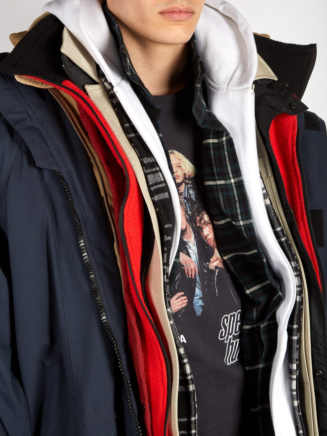 Xếp chồng 7 chiếc áo khoác lên nhau và thế là Balenciaga đã có ngay thiết  kế trị giá 150 triệu đồng