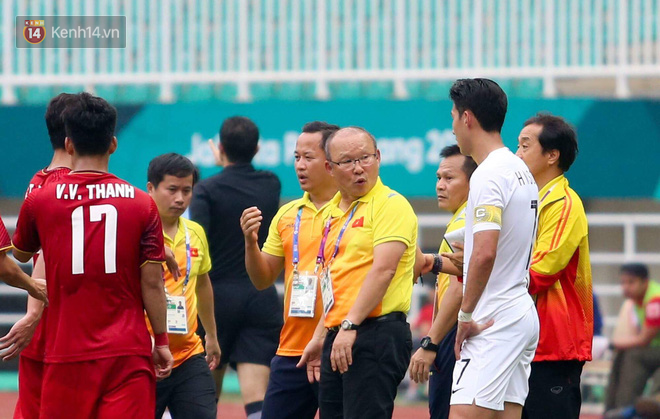 Son Heung-min âm thầm nghe lén chiến thuật của Việt Nam, bị HLV Park Hang Seo phát hiện - Ảnh 1.