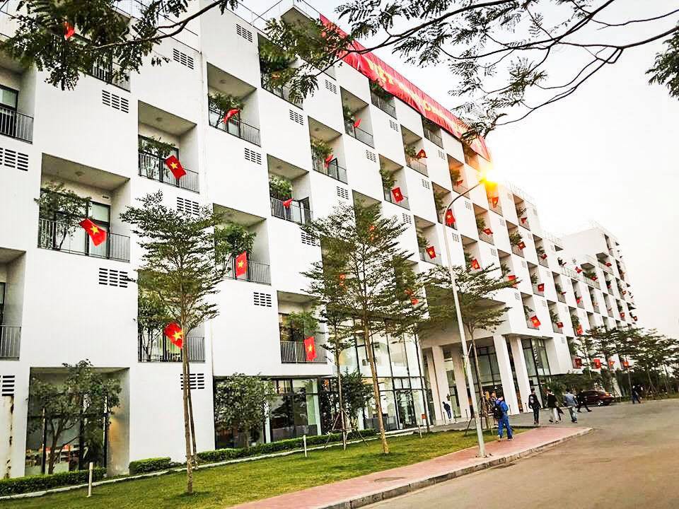 Hơn 1000 học sinh và thầy cô đội mưa hô vang Việt Nam vô địch, tinh thần bóng đá xịn xò nhất là đây chứ đâu - Ảnh 8. Hơn 1000 học sinh và thầy cô đội mưa hô vang Việt Nam vô địch, tinh thần bóng đá xịn xò nhất là đây chứ đâu - Ảnh 8.