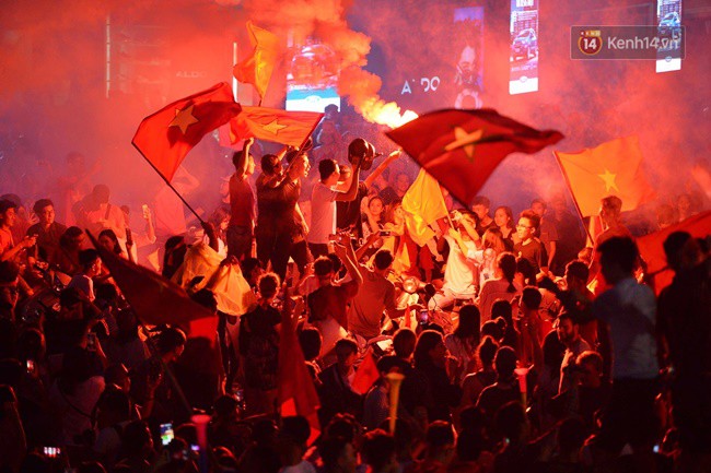 Dù thua Hàn Quốc, hàng nghìn người dân Thủ đô vẫn đổ về Hồ Gươm để cảm ơn sự cống hiến hết mình của Olympic Việt Nam - Ảnh 7.