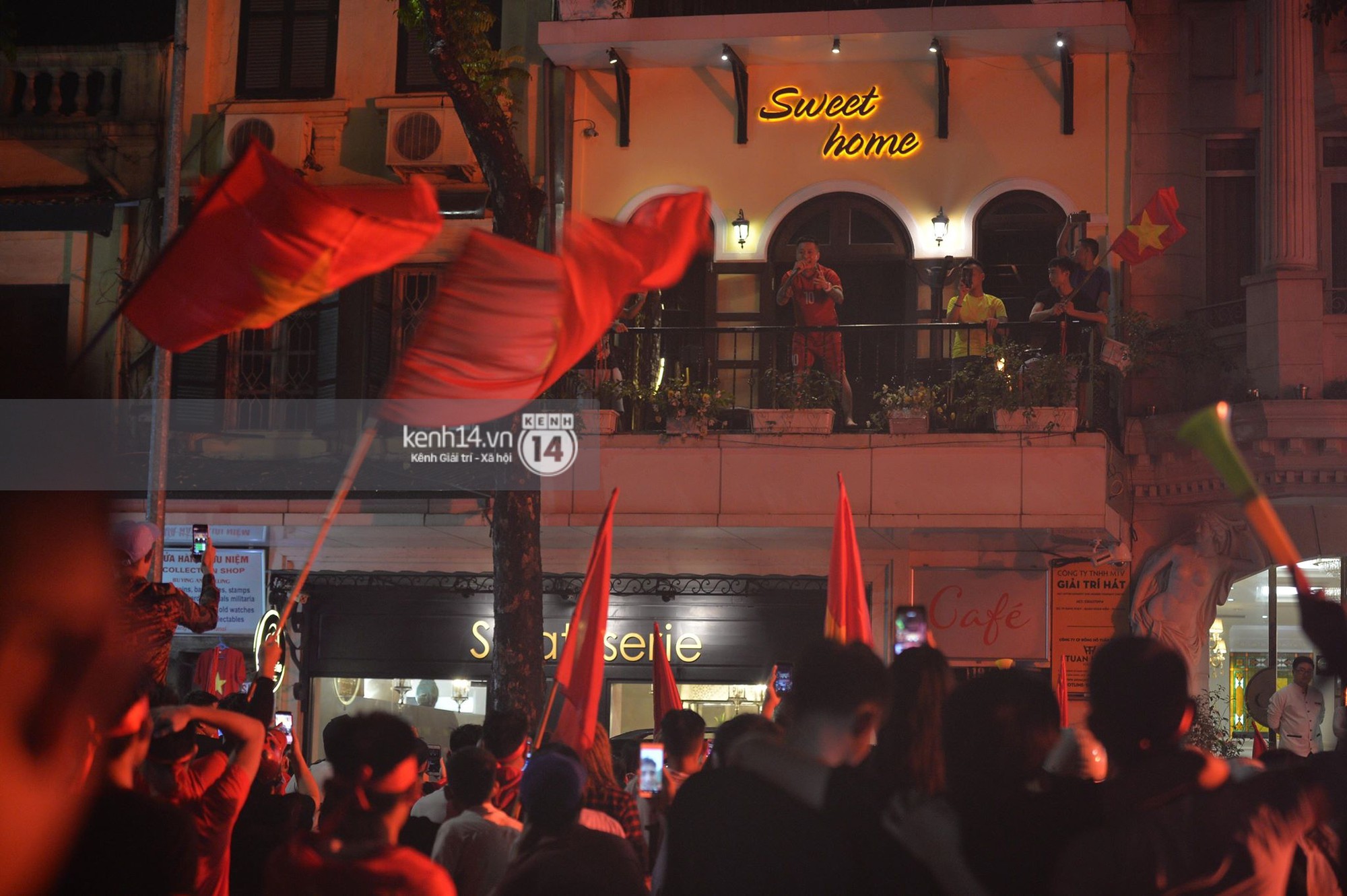 Clip: Tuấn Hưng ngẫu hứng ra ban công nhà hát vang “Nối vòng tay lớn”, quẩy hết mình cùng hàng trăm cổ động viên bên dưới! - Ảnh 3.