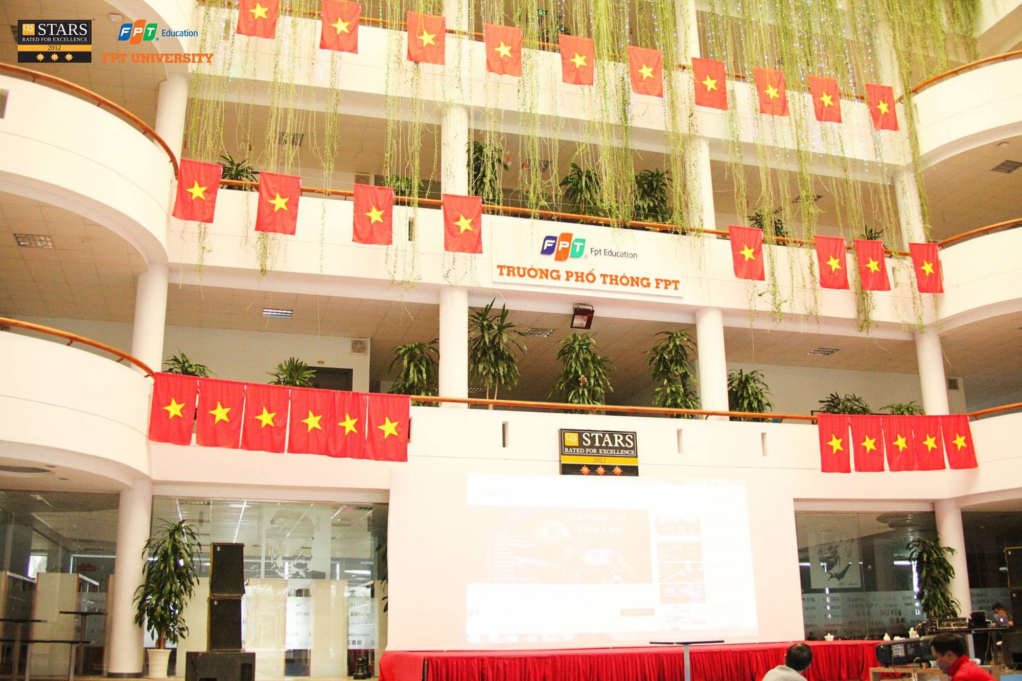 Hơn 1000 học sinh và thầy cô đội mưa hô vang Việt Nam vô địch, tinh thần bóng đá xịn xò nhất là đây chứ đâu - Ảnh 9. Hơn 1000 học sinh và thầy cô đội mưa hô vang Việt Nam vô địch, tinh thần bóng đá xịn xò nhất là đây chứ đâu - Ảnh 9.
