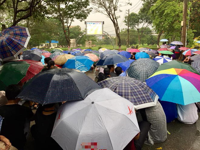 Chùm ảnh cảm xúc: Dưới cơn mưa tầm tã, hàng trăm sinh viên vẫn ngồi ngoài trời, khóc cười cùng Olympic Việt Nam - Ảnh 8.
