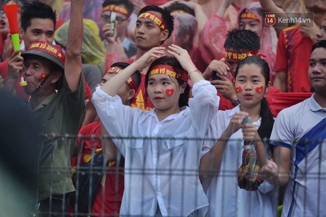 Hà Nội - Sài Gòn đổ mưa lớn, người hâm mộ vẫn đội mưa cổ vũ cho Olympic Việt Nam với tình yêu mãnh liệt - Ảnh 5.