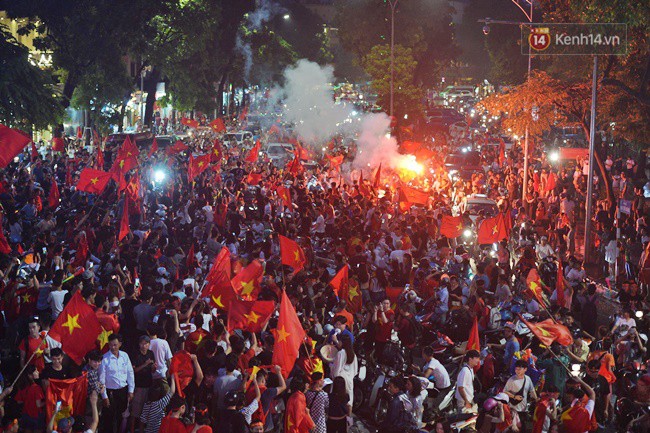 Dù thua Hàn Quốc, hàng nghìn người dân Thủ đô vẫn đổ về Hồ Gươm để cảm ơn sự cống hiến hết mình của Olympic Việt Nam - Ảnh 8.