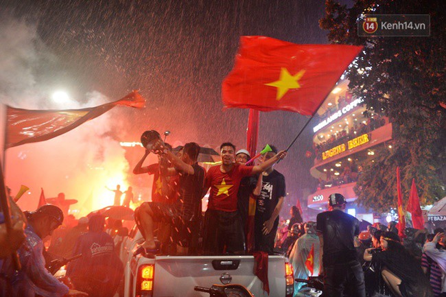 Dù thua Hàn Quốc, hàng nghìn người dân Thủ đô vẫn đổ về Hồ Gươm để cảm ơn sự cống hiến hết mình của Olympic Việt Nam - Ảnh 15.