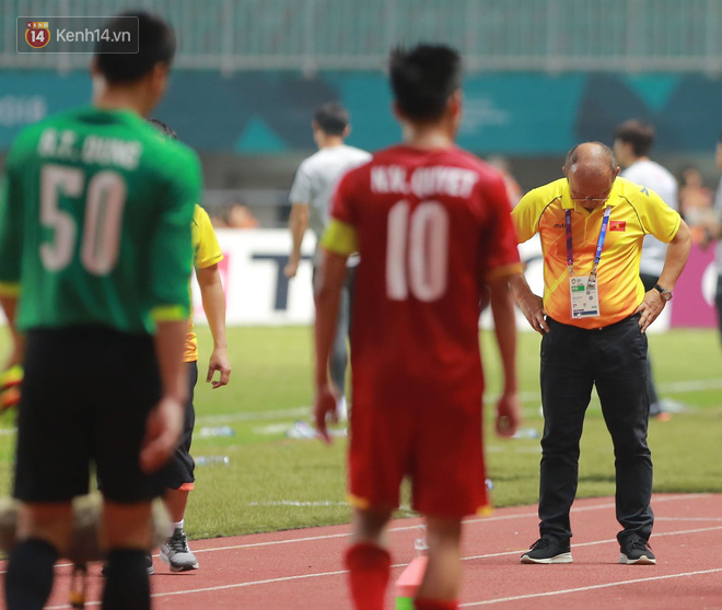 HLV Park Hang Seo cúi đầu giấu nỗi buồn sau trận thua Hàn Quốc - Ảnh 2.