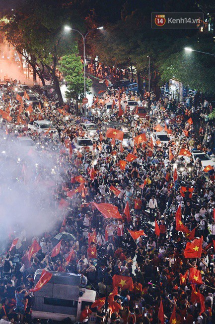 Dù thua Hàn Quốc, hàng nghìn người dân Thủ đô vẫn đổ về Hồ Gươm để cảm ơn sự cống hiến hết mình của Olympic Việt Nam - Ảnh 13.