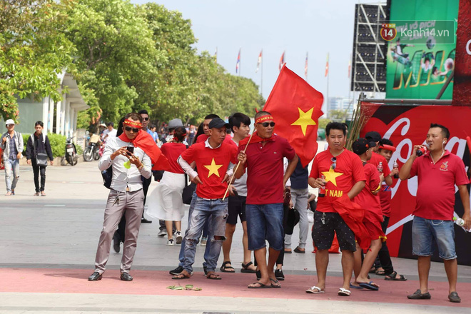 HÃ ng váº¡n ngÆ°á»i hÃ¢m má»™ Ä‘á»• xuá»‘ng Ä‘Æ°á»ng cá»• vÅ© háº¿t mÃ¬nh cho Olympic Viá»‡t Nam trong tráº­n BÃ¡n káº¿t gáº·p HÃ n Quá»‘c - áº¢nh 1.