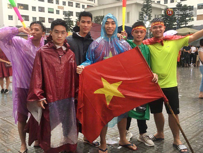 Hà Nội - Sài Gòn đổ mưa lớn, người hâm mộ vẫn đội mưa cổ vũ cho Olympic Việt Nam với tình yêu mãnh liệt - Ảnh 1.