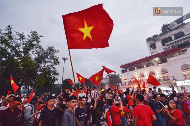 Dù thua Hàn Quốc, hàng nghìn người dân Thủ đô vẫn đổ về Hồ Gươm để cảm ơn sự cống hiến hết mình của Olympic Việt Nam - Ảnh 3.