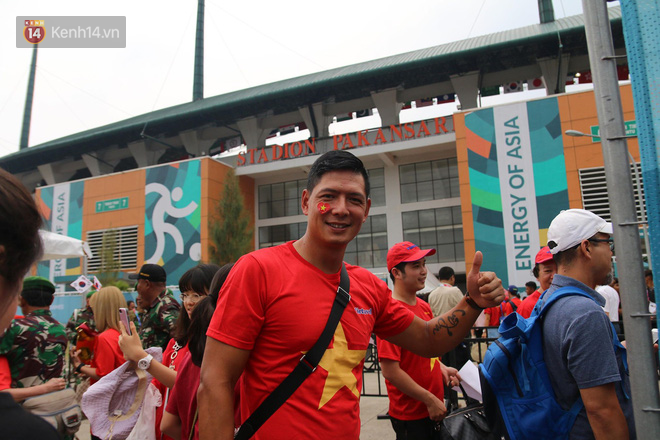 Bình Minh, Only C hòa cùng dòng fan Việt sang Indonesia cổ vũ Olympic Việt Nam - Ảnh 4.